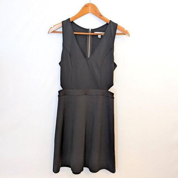 Abercrombie & Fitch | Little Black Dress Scuba Mini Dress Sleeveless | Medium - Picture 4 of 9